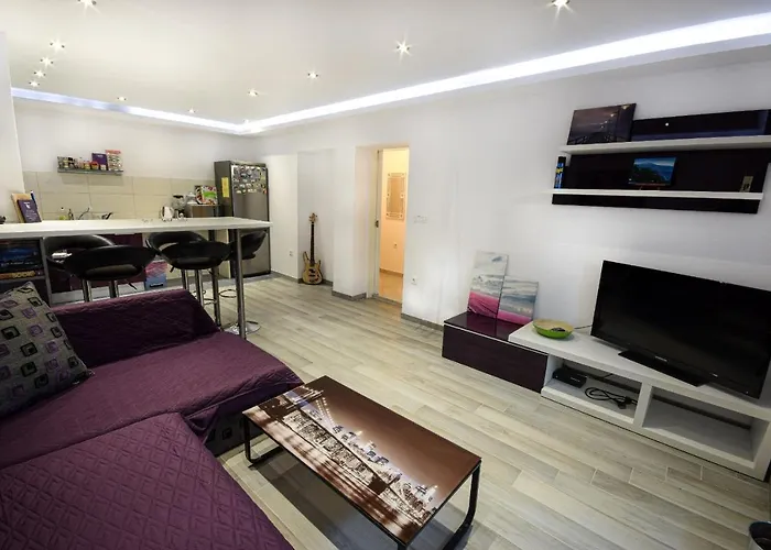 Luna Μακάρσκα