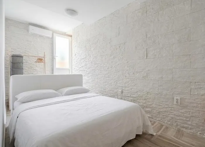 Luna * Μακάρσκα