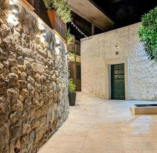 Luna Μακάρσκα